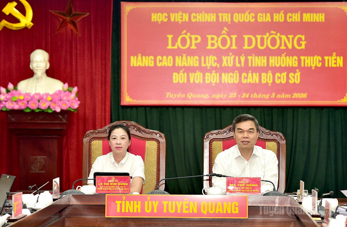 Các đồng chí: Lê Thị Kim Dung, Phó Bí thư Thường trực Tỉnh ủy, Trưởng Đoàn Đại biểu Quốc hội khóa XV tỉnh; Ma Thế Hồng, Phó Bí thư Tỉnh ủy, Chủ tịch Ủy ban MTTQ Việt Nam tỉnh tham dự lớp bồi dưỡng tại điểm cầu Tuyên Quang.