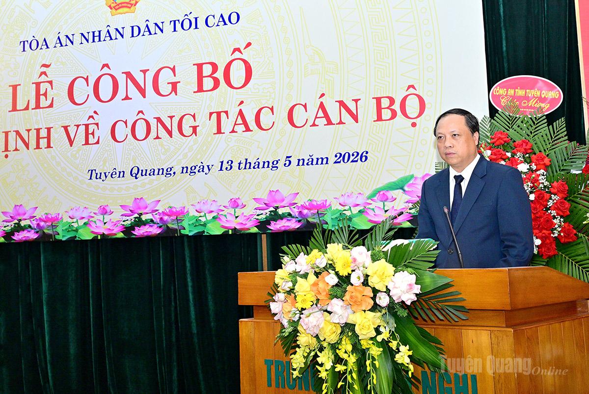 Đồng chí Lê Tiến, Phó Chánh án Tòa án nhân dân tối cao phát biểu giao nhiệm vụ.