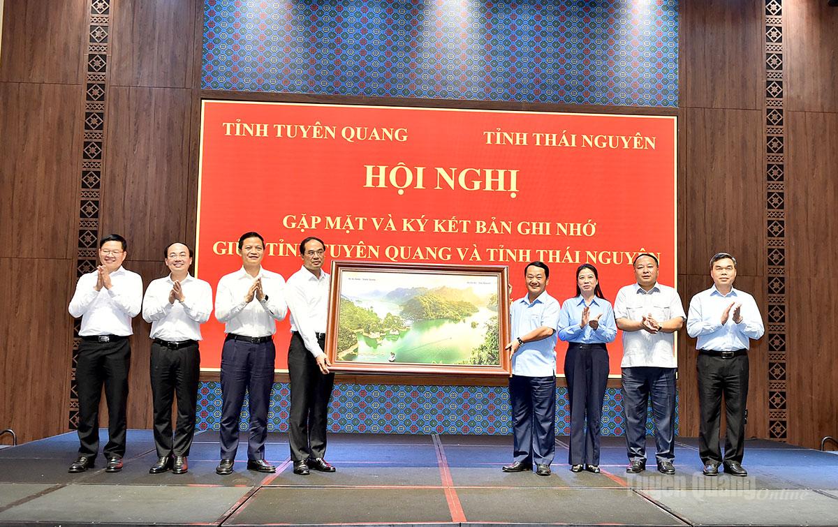 Các đồng chí Thường trục Tỉnh ủy Thái Nguyên tặng quà các đồng chí Thường trực Tỉnh ủy Tuyên Quang.