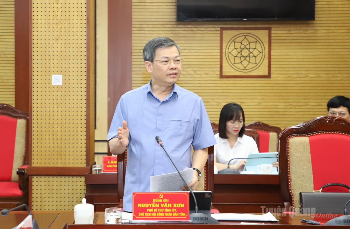 Phó Bí thư Tỉnh ủy, Chủ tịch HĐND tỉnh Nguyễn Văn Sơn phát biểu tại hội nghị.