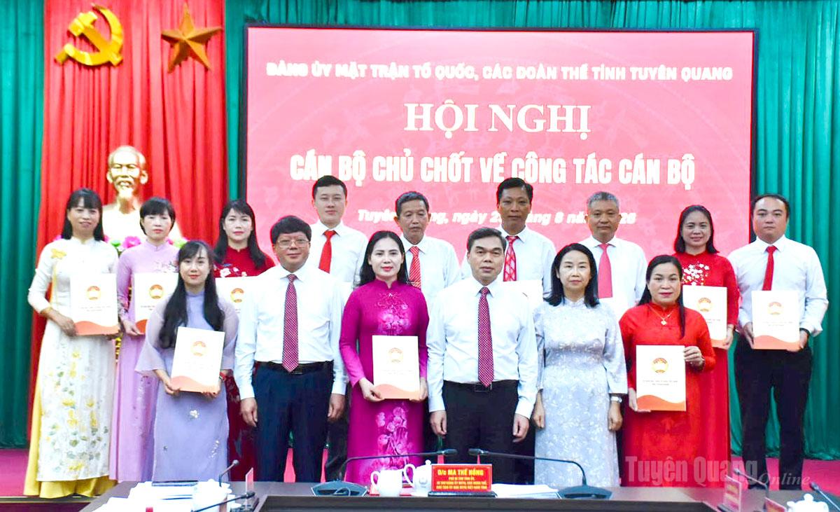 Đồng chí Ma Thế Hồng, Phó Bí thư Tỉnh ủy, Chủ tịch Ủy ban MTTQ Việt Nam trao quyết định thành lập cho các chi bộ trực thuộc Đảng bộ MTTQ, các đoàn thể tỉnh Tuyên Quang.