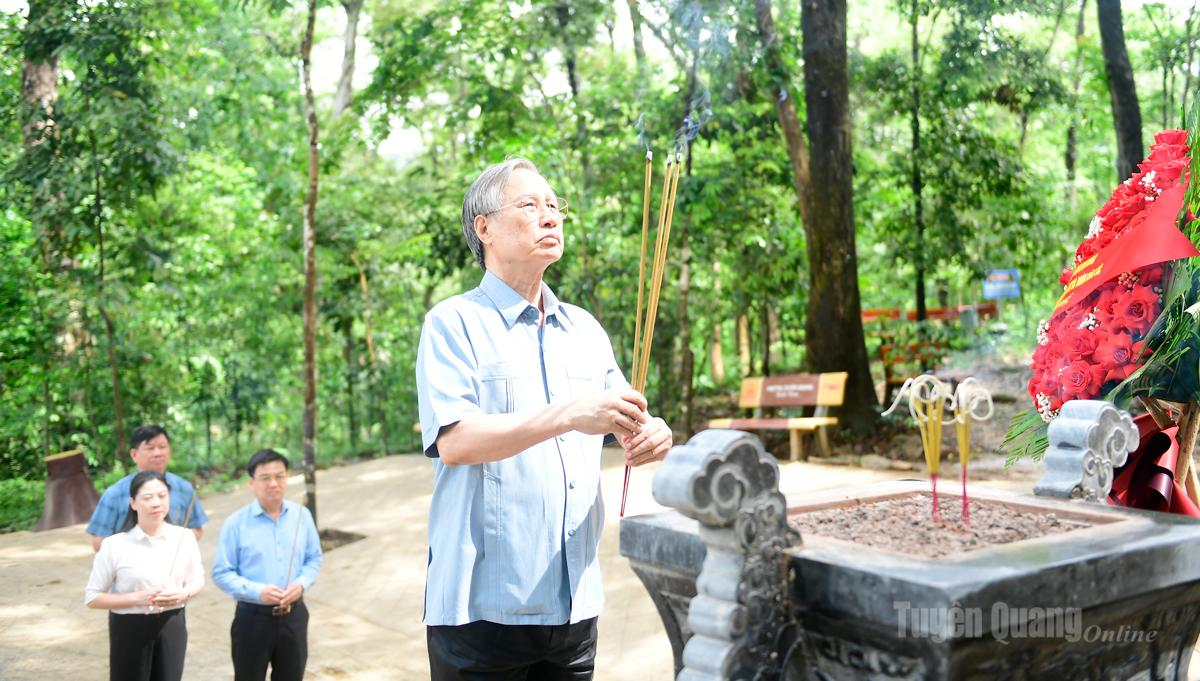 Đồng chí Trần Quốc Vượng, nguyên Ủy viên Bộ Chính trị, nguyên Thường trực Ban Bí thư dâng hương tại Lán Nà Nưa.