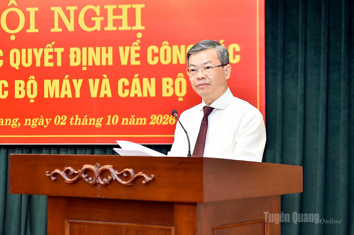 Đồng chí Nguyễn Văn Sơn, Chủ tịch HĐND tỉnh phát biểu nhận nhiệm vụ.