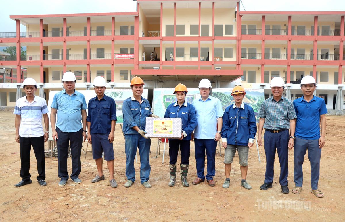 Đồng chí Hoàng Gia Long, Ủy viên Ban Thường vụ Tỉnh ủy, Phó Chủ tịch UBND tỉnh tặng quà, động viên các tổ đội thi công tại công trường.