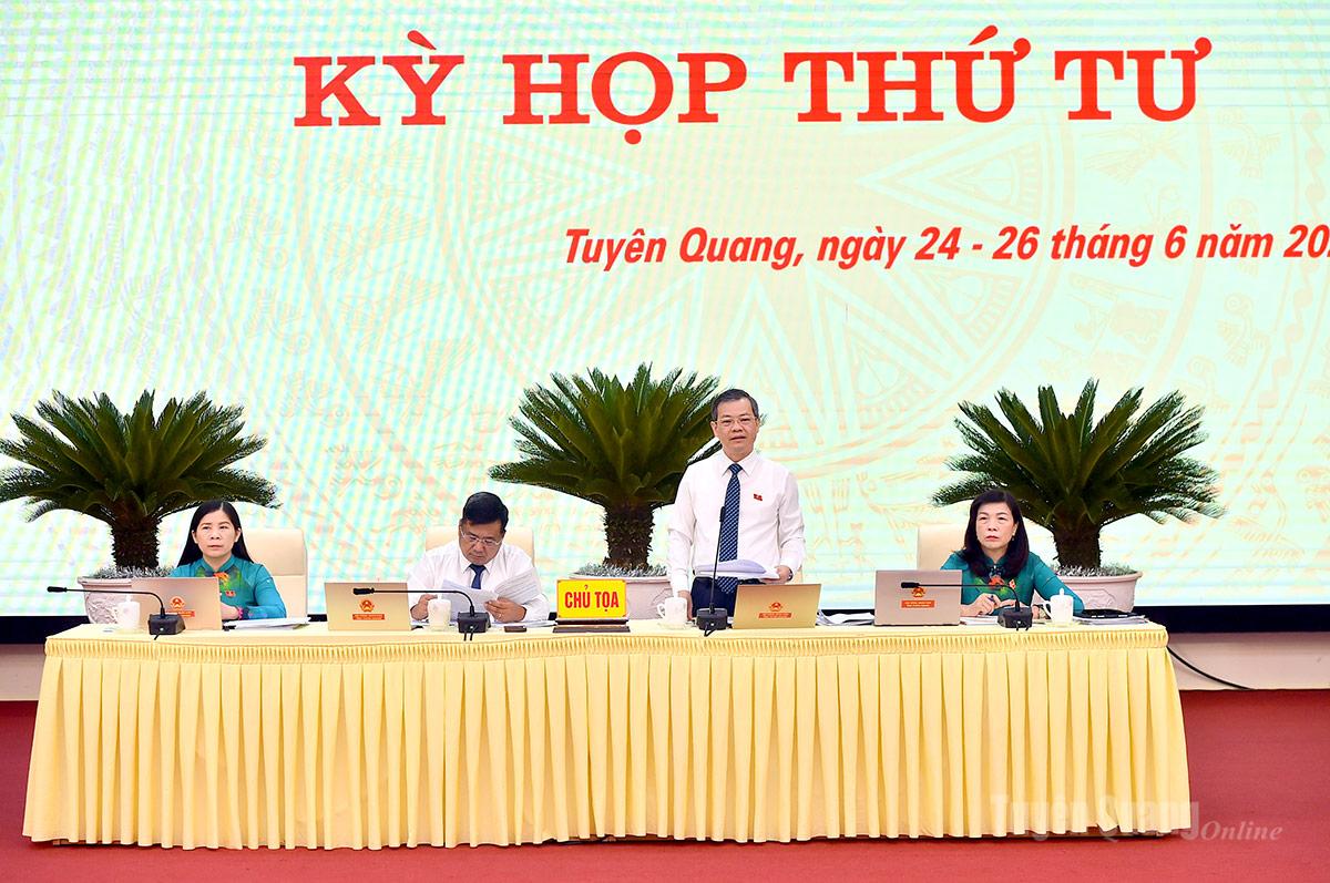 Đồng chí Nguyễn Văn Sơn, Chủ tịch HĐND tỉnh điều hành phiên chất vấn.