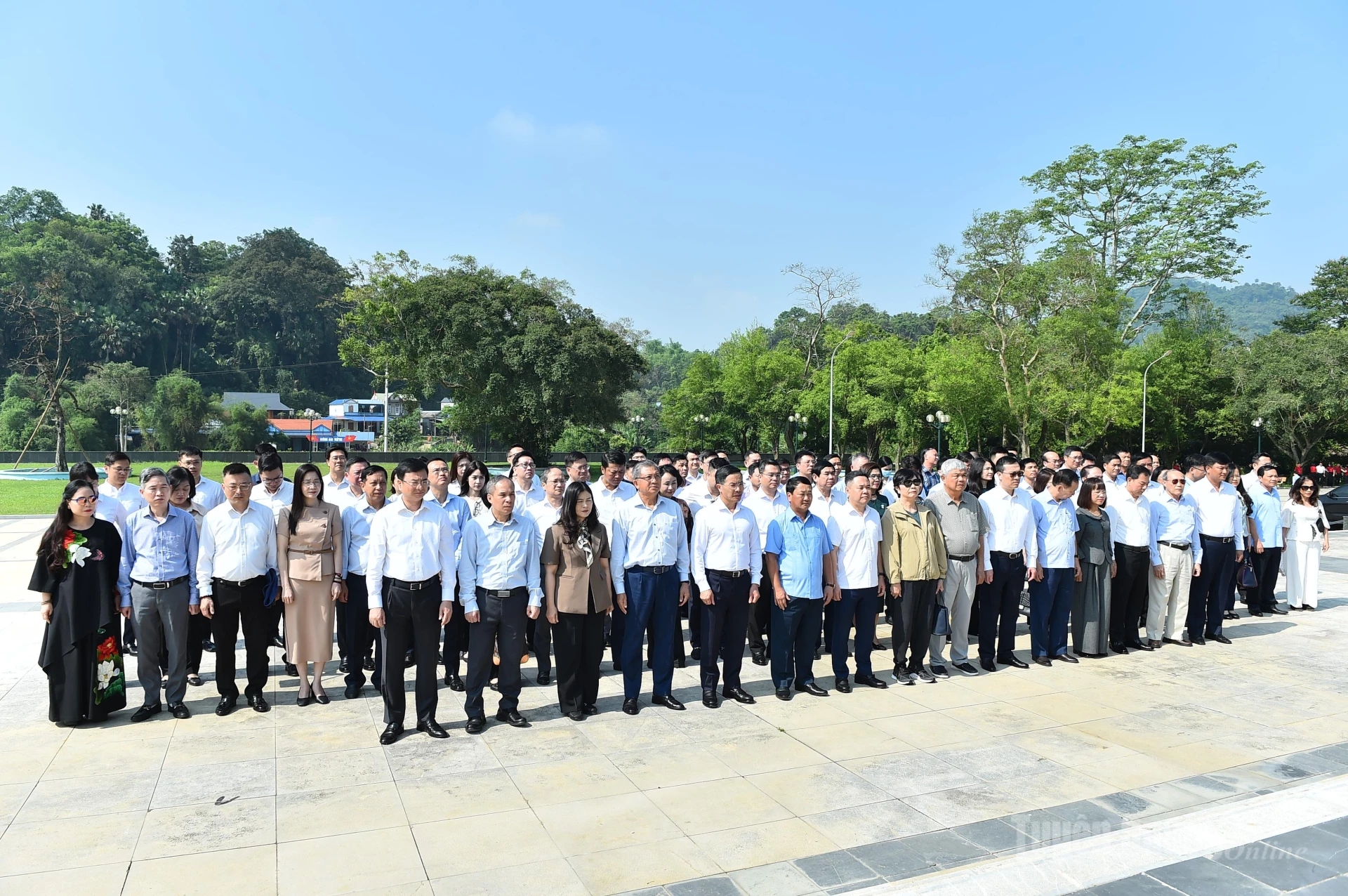 Các đại biểu dâng hương tại Tượng đài Bác Hồ ở Tân Trào.