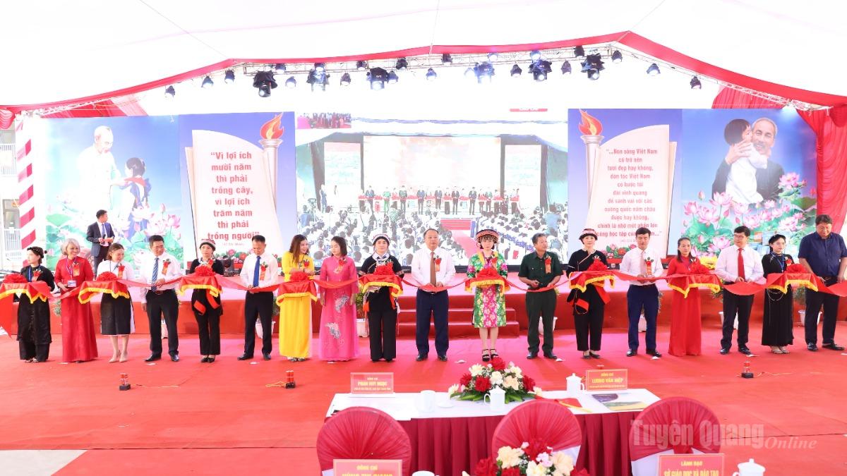 Chủ tịch UBND tỉnh Phan Huy Ngọc cùng các đại biểu cắt băng khánh thành Trường PTDT nội trú Tiểu học và THCS Minh Tân.