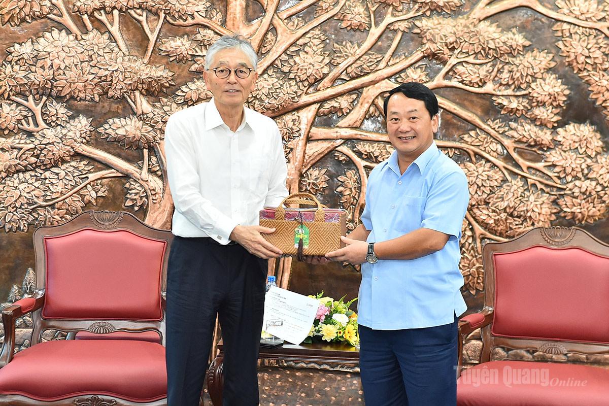 Đồng chí Bí thư Tỉnh ủy Hầu A Lềnh tặng quà lãnh đạo Công ty cổ phần EREX .