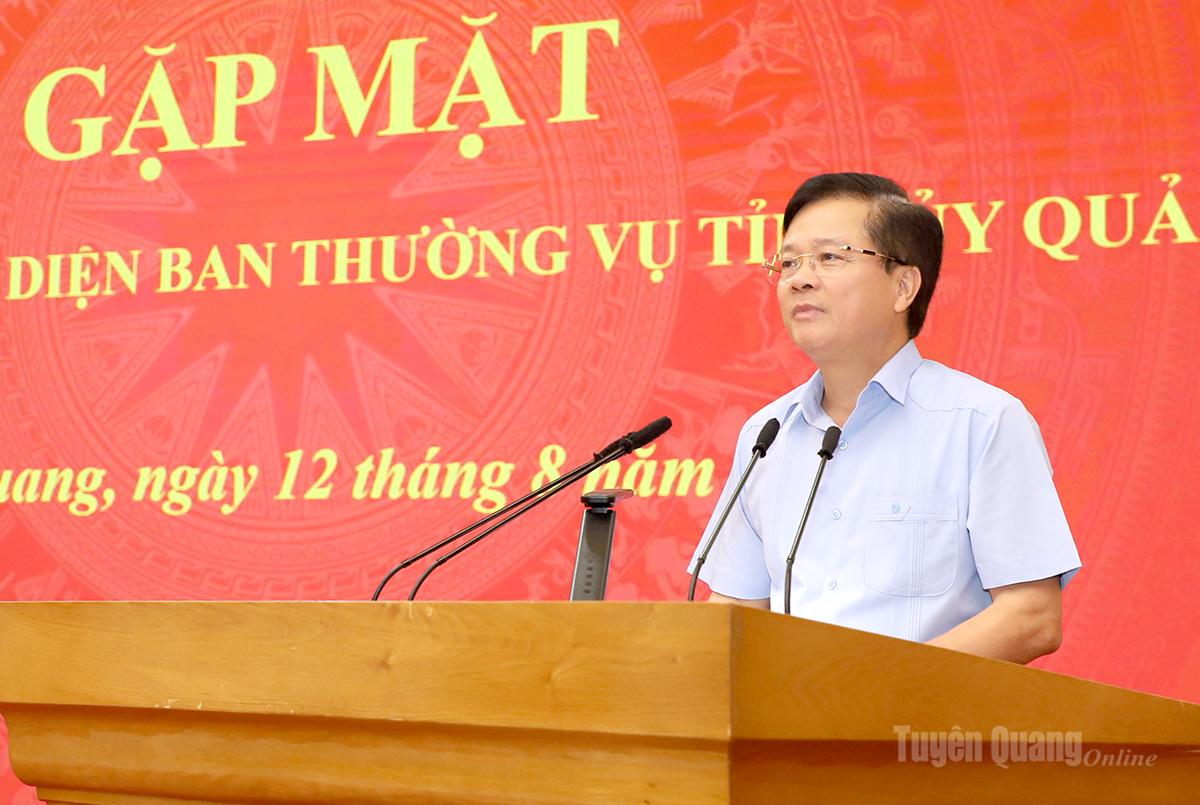 Trưởng Ban Tổ chức Tỉnh ủy Trần Quang Minh báo cáo công tác quy hoạch cán bộ tại buổi gặp mặt.