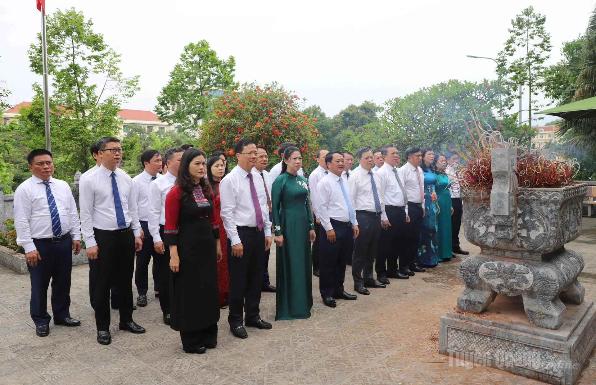 Các đại biểu dâng hương tại Đền thờ Bác Hồ (Khu vực Quảng trường Nguyễn Tất Thành).
