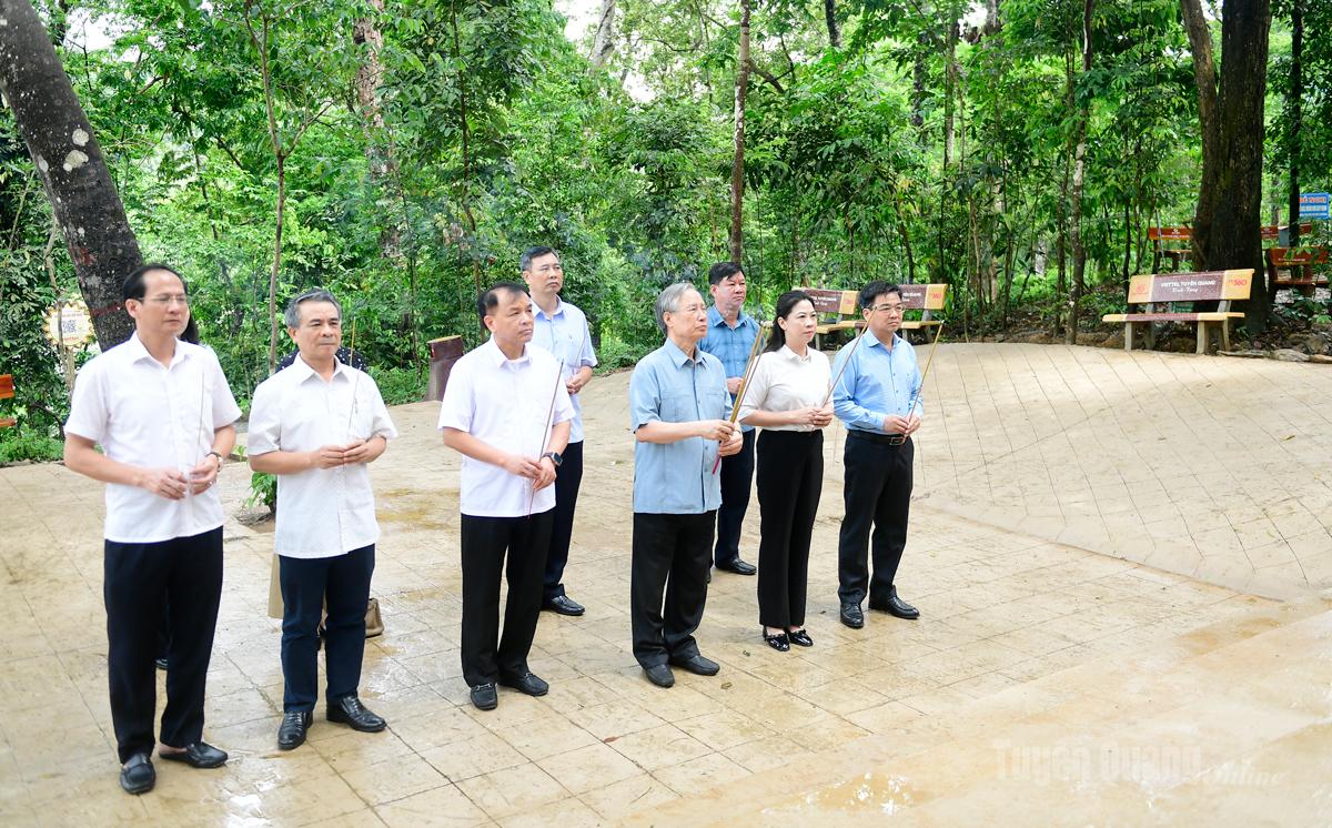 Đại biểu dâng hương tại Lán Nà Nưa.