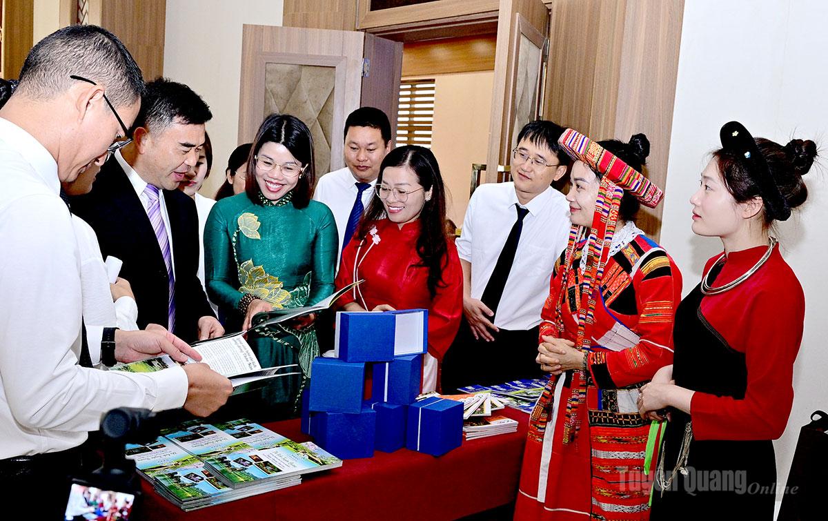 Hai bên giới thiệu, trao đổi các tiềm năng, thế mạnh của nhau.
