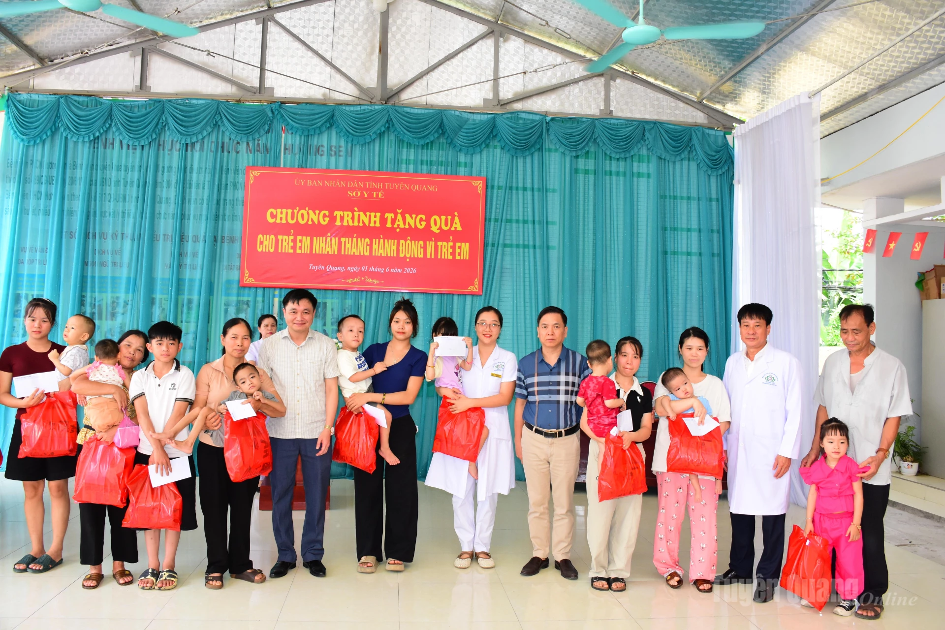 Đồng chí Đỗ Anh Tuấn, Uỷ viên BCH Đảng bộ tỉnh, Phó Chủ tịch UBND tỉnh thăm và tặng quà bệnh nhân nhi đang điều trị tại Bệnh viện Phục hồi chức năng Hương Sen.