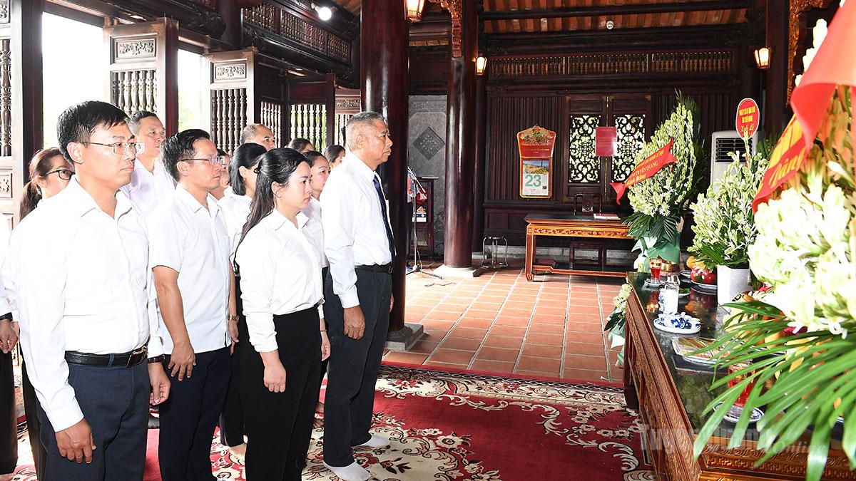 Đoàn công tác của Đảng ủy các cơ quan Đảng tỉnh dâng hương tại Đền thờ Chủ tịch Hồ Chí Minh.
