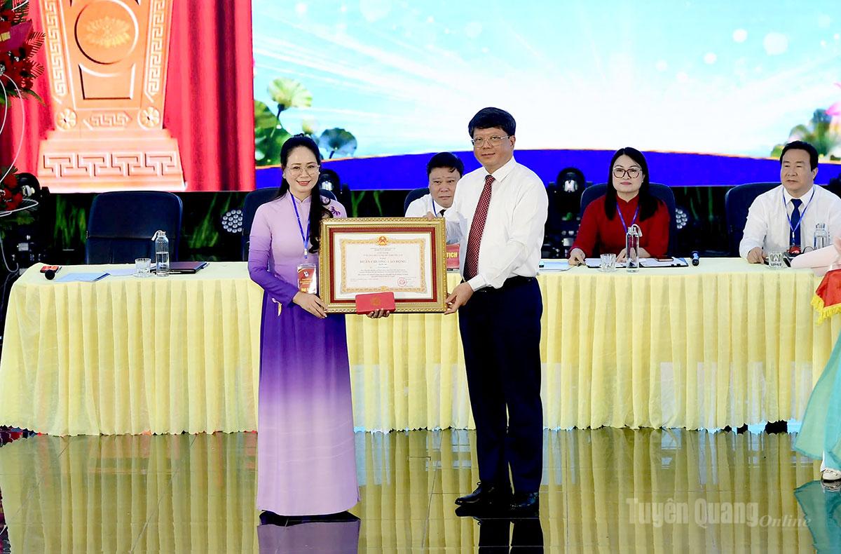 Đồng chí Hà Trung Kiên, Ủy viên BTV Tỉnh ủy, Phó Chủ tịch Thường trực Uỷ ban MTTQ Việt Nam tỉnh thừa ủy quyền Chủ tịch nước, trao Huân chương Lao động hạng 3, cho đồng chí Tăng Thị Hà, Phó Giám đốc Báo và phát thanh, truyền hình Tuyên Quang.