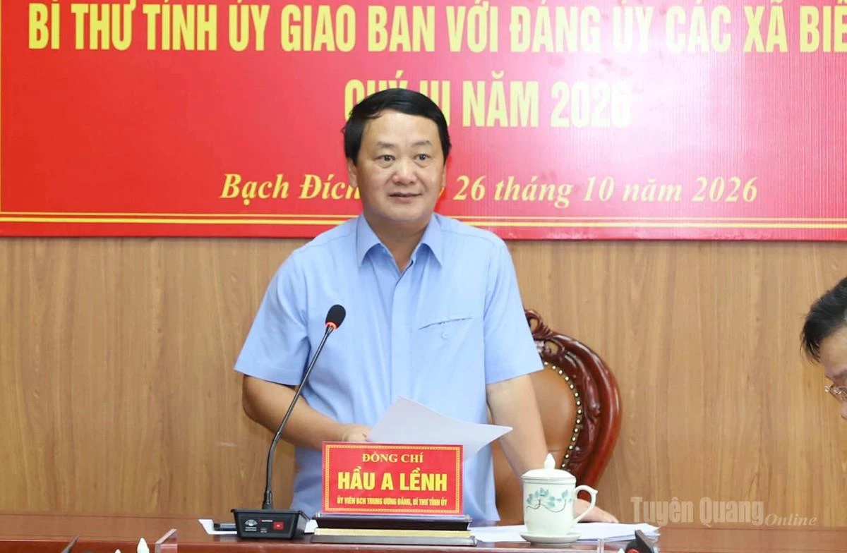 Bí thư Tỉnh ủy Hầu A Lềnh phát biểu kết luận hội nghị.