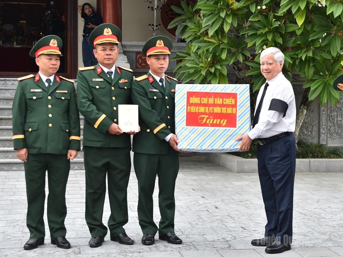Đồng chói Đỗ Văn Chiến, Ủy viên bộ Chính trị, Phó Chủ tịch Thường trực Quốc hội trao quà cho Đội tìm kiếm, quy tập liệt sĩ và Ban quản lý Nghĩa trang Liệt sĩ Quốc gia Vị Xuyên.