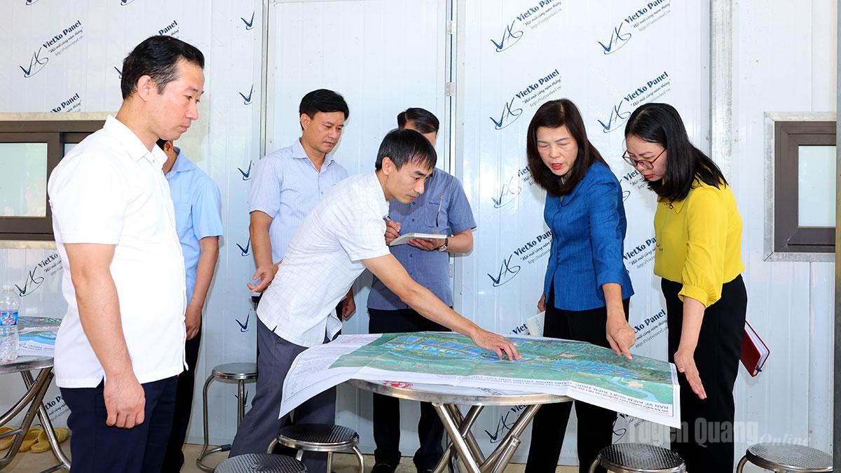 Đồng chí Phó Chủ tịch HĐND tỉnh Phạm Thị Minh Xuân và các thành viên đoàn giám sát xem sơ đồ quy hoạch thực hiện Dự án đầu tư xây dựng hạ tầng kỹ thuật Cụm công nghiệp Ninh Lai -Thiện Kế.