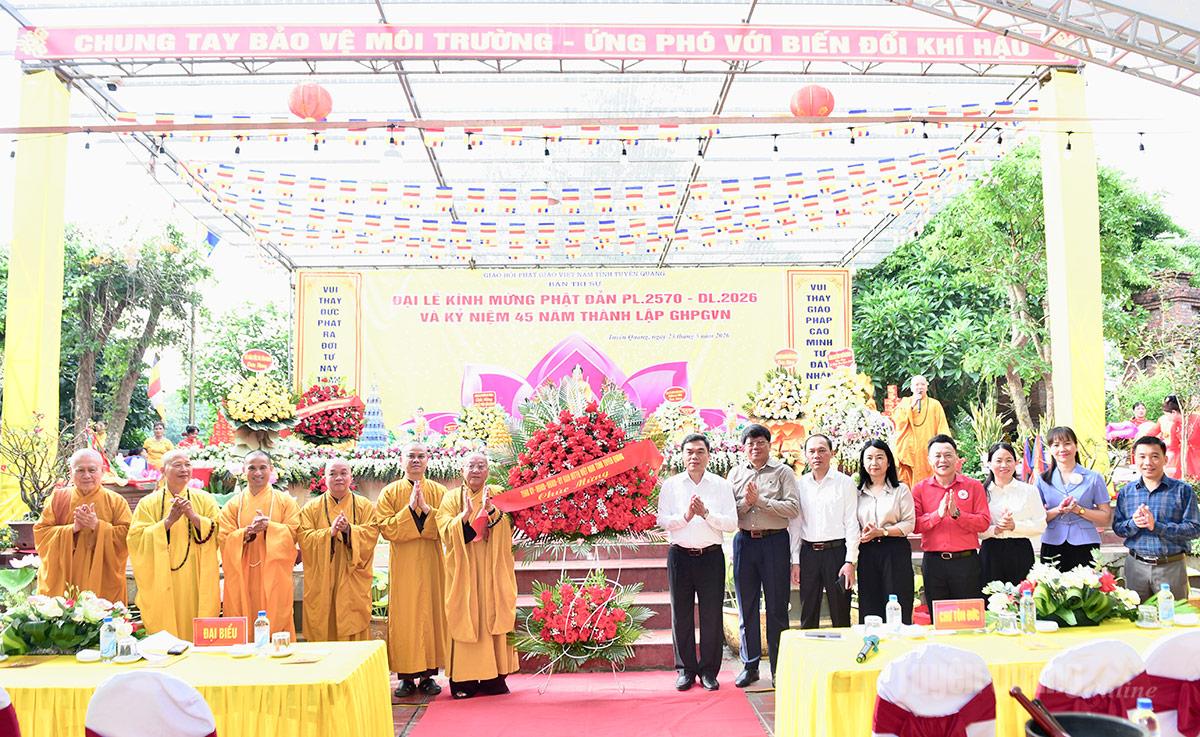 Đoàn công tác của Tỉnh ủy - HĐND - UBND - Ủy ban MTTQ Việt Nam tỉnh do đồng chí Ma Thế Hồng, Phó Bí thư Tỉnh ủy, Chủ tịch Ủy ban MTTQ Việt Nam tỉnh làm Trưởng đoàn tặng hoa chúc mừng Ban Trị sự Giáo hội Phật giáo Việt Nam tỉnh Tuyên Quang.