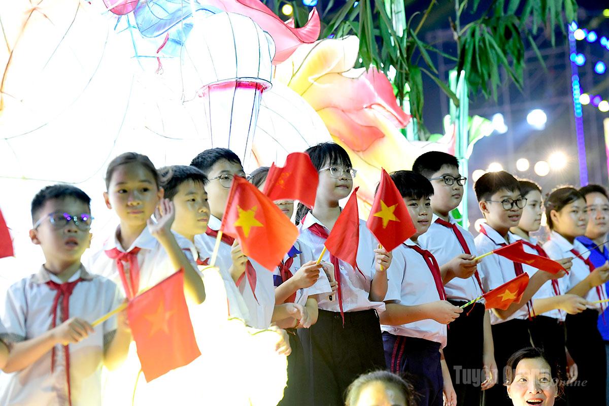 Trẻ em tham gia rước diễu mô hình tại chương trình.