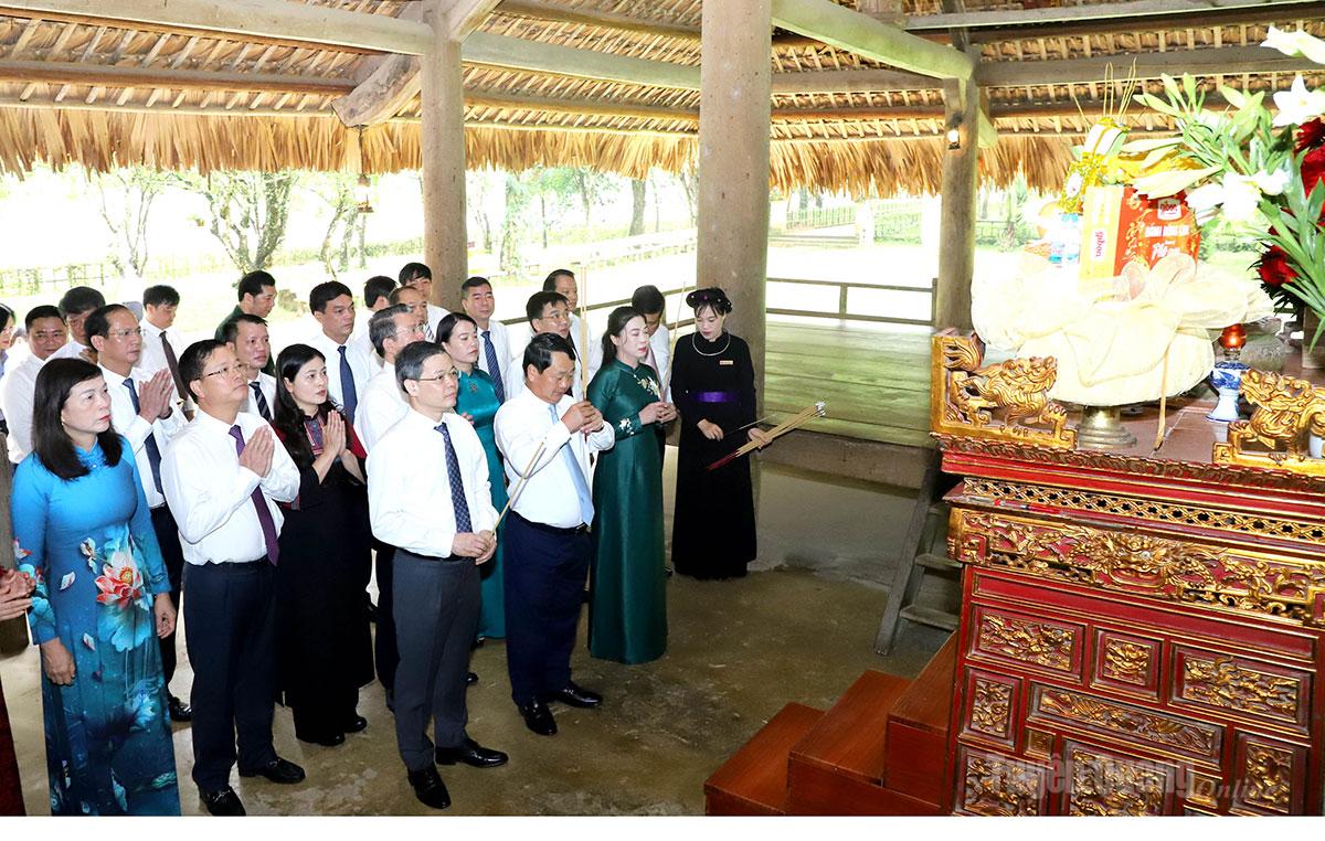 Bí thư Tỉnh ủy Hầu A Lềnh và các đại biểu dâng hương tại Đình Tân Trào.