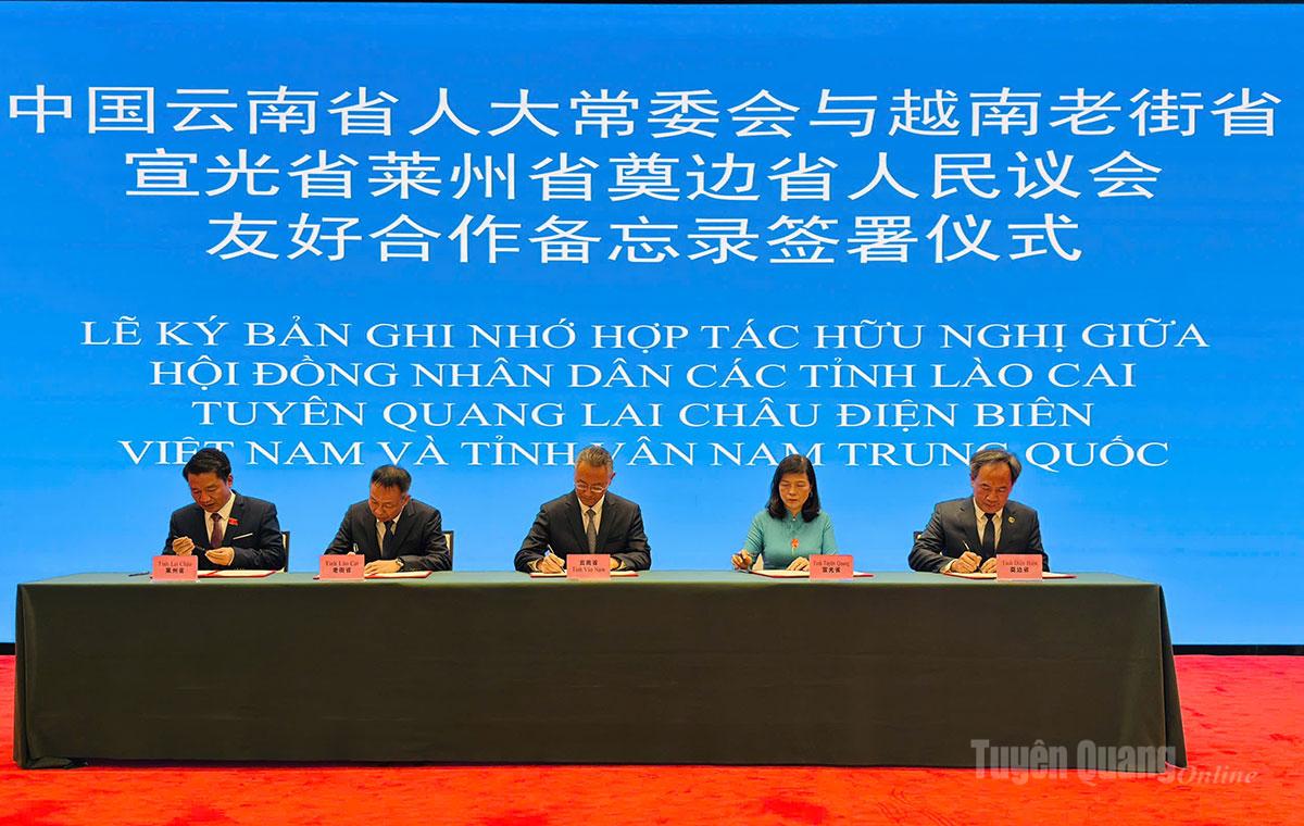 Ký kết “Bản ghi nhớ về hợp tác hữu nghị” giữa 4 tỉnh phía Bắc Việt Nam và tỉnh Vân Nam, Trung Quốc.