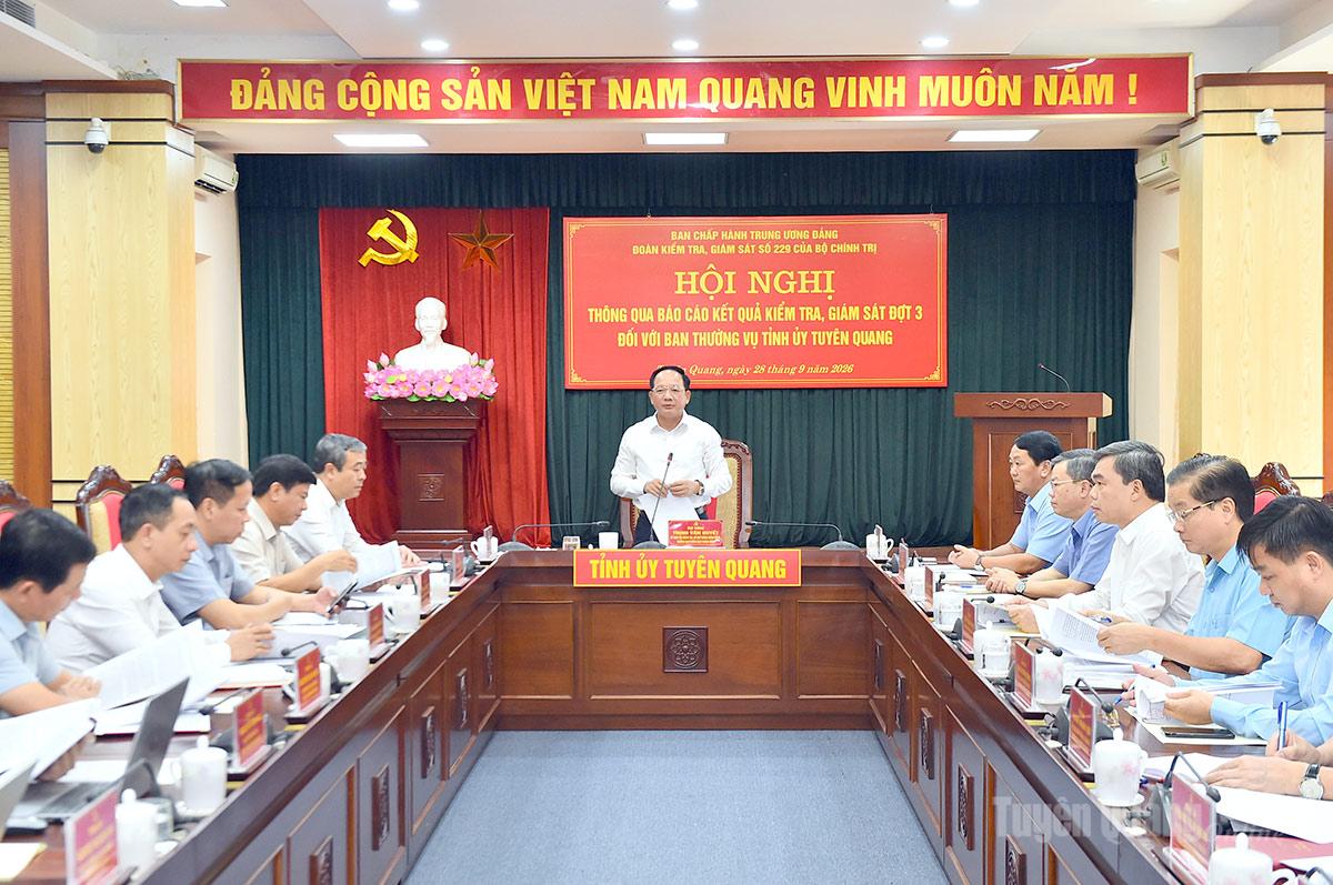 Đồng chí Trịnh Văn Quyết, Trưởng Ban Tuyên giáo Trung ương chủ trì hội nghị.