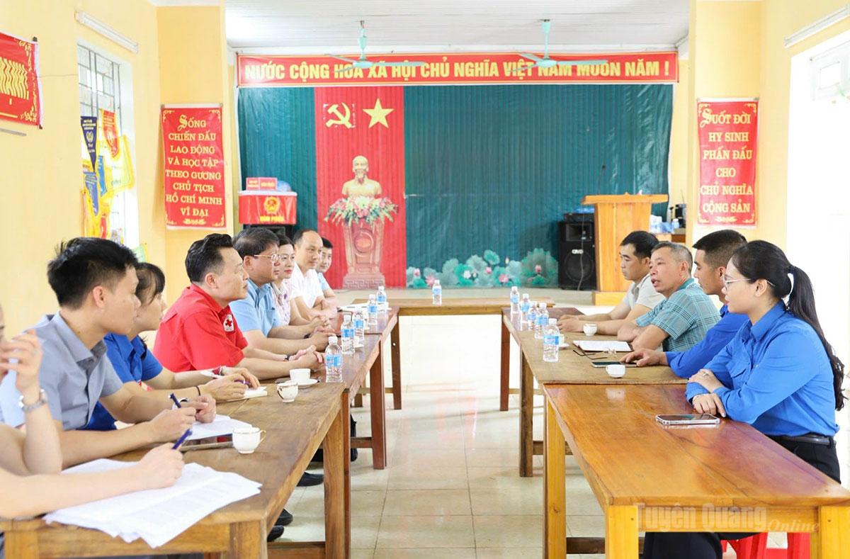 Đoàn công tác của Ủy ban MTTQ tỉnh kiểm tra tình hình thực hiện sáp nhập thôn
tại xã Kiên Đài.