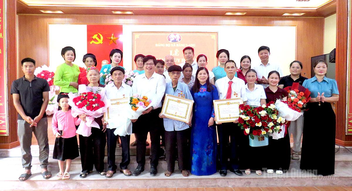 Phó Chủ tịch HĐND tỉnh Lê Thị Thanh Trà trao Huy hiệu Đảng cho các đảng viên 65, 60 năm tuổi Đảng tại Đảng bộ xã Bằng Lang.