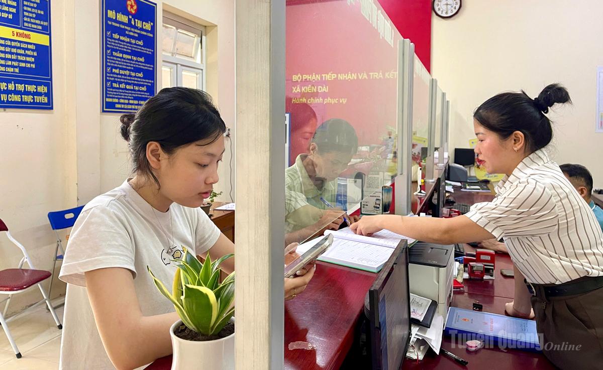 Cán bộ Trung tâm hành chính công xã Kiên Đài giải quyết thủ tục hành chính cho người dân.