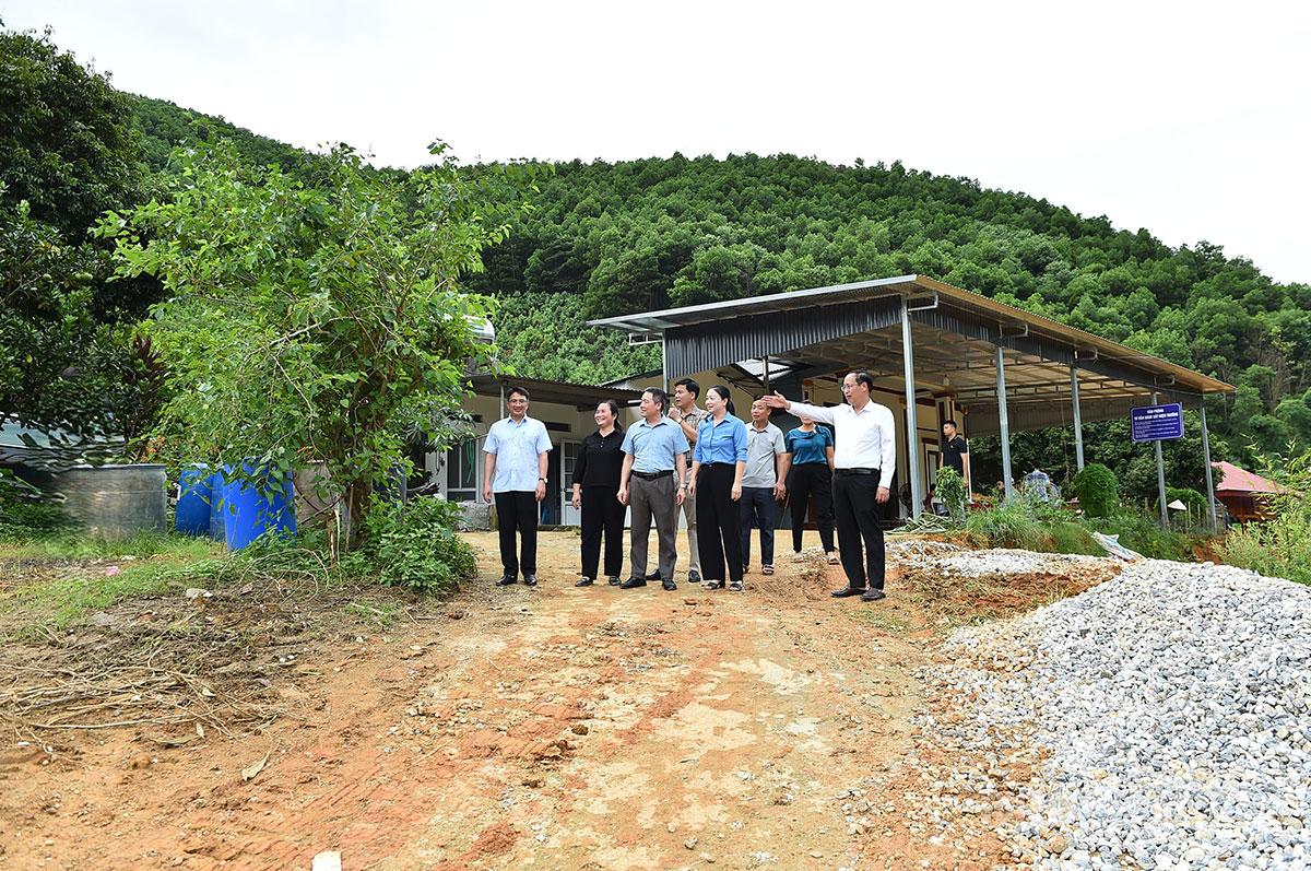 Cán bộ xã Yên Phú kiểm tra tình hình triển khai các dự án xây dựng
hạ tầng trên địa bàn.