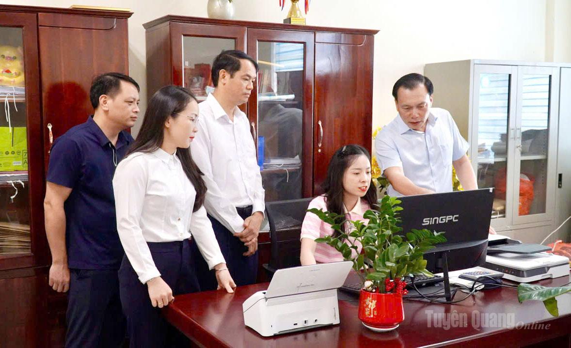 Đồng chí Vũ Quang Thắng, Bí thư Đảng ủy, Chủ tịch HĐND xã Chiêm Hóa kiểm tra việc thực hiện số hóa hồ sơ đảng viên.