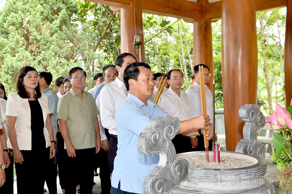 Đồng chí Bí thư Tỉnh ủy Hầu A Lềnh dâng hương tại Khu di tích quốc gia đặc biệt ATK Định Hóa.