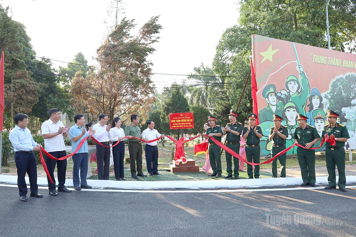 Các đồng chí lãnh đạo tỉnh và lãnh đạo Bộ CHQS tỉnh cắt băng khánh thành công trình Đường nội bộ.