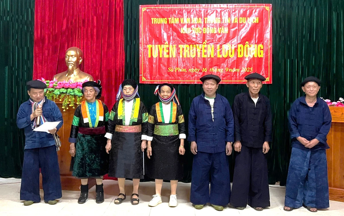 Cán bộ Trung tâm Dịch vụ công xã Đồng Văn tuyên truyền lưu động cho bà con nhân dân tại các thôn.