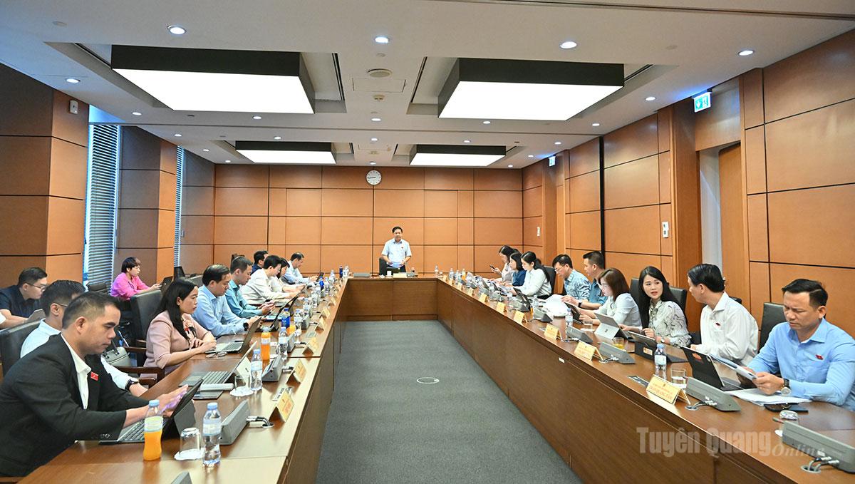 Toàn cảnh phiên thảo luận ở Tổ 14 sáng 19-10.