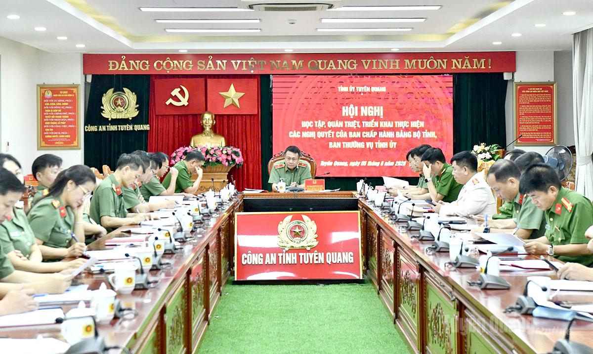 Thiếu tướng Nguyễn Đức Thuận, Uỷ viên Ban Thường vụ Tỉnh uỷ, Giám đốc Công an tỉnh chủ trì tại điểm cầu Công an tỉnh. Ảnh: Kỳ Dao.