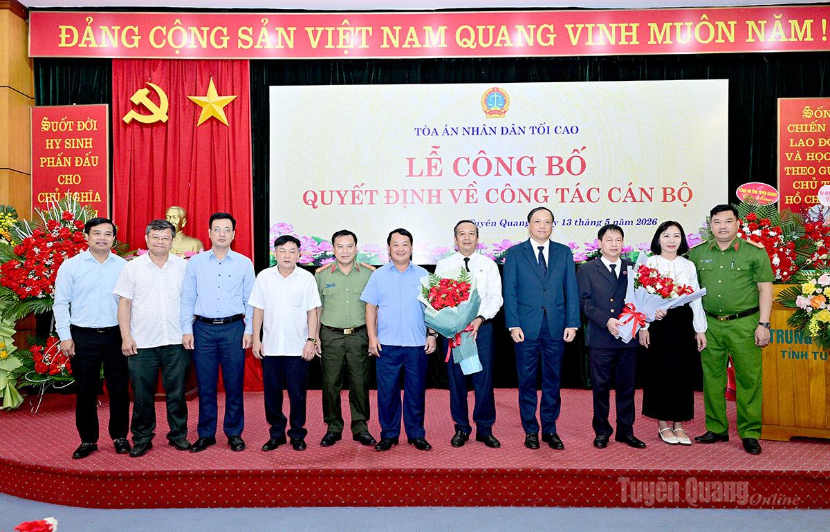 Lãnh đạo tỉnh Tuyên Quang; Tòa án nhân dân tối cao và các đại biểu chúc mừng hai đồng chí.