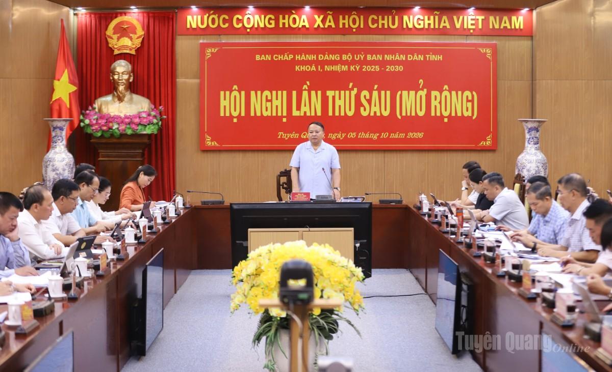 Bí thư Đảng uỷ, Chủ tịch UBND tỉnh Phan Huy Ngọc chủ trì Hội nghị.
