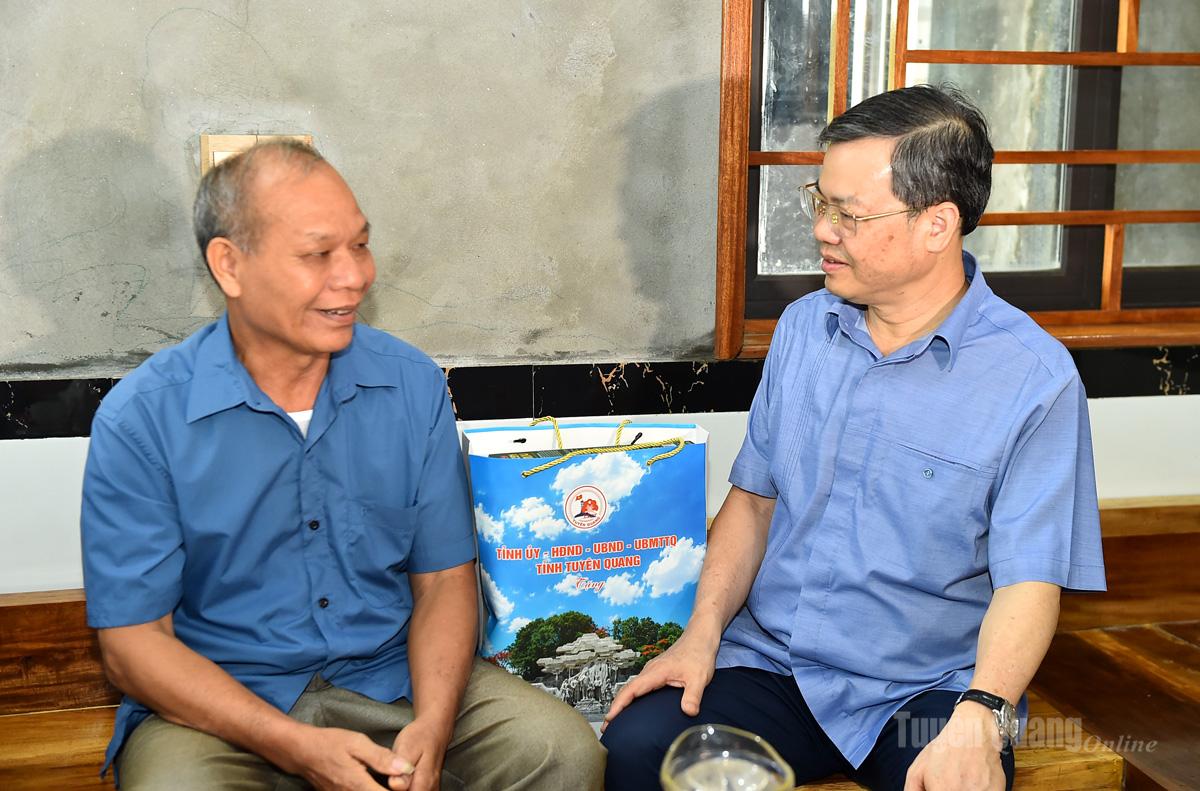 Đồng chí Nguyễn Văn Sơn, Chủ tịch HĐND tỉnh thăm, tặng quà ông Bế Hoài Phương, thương binh, ở thôn Quan Hạ.