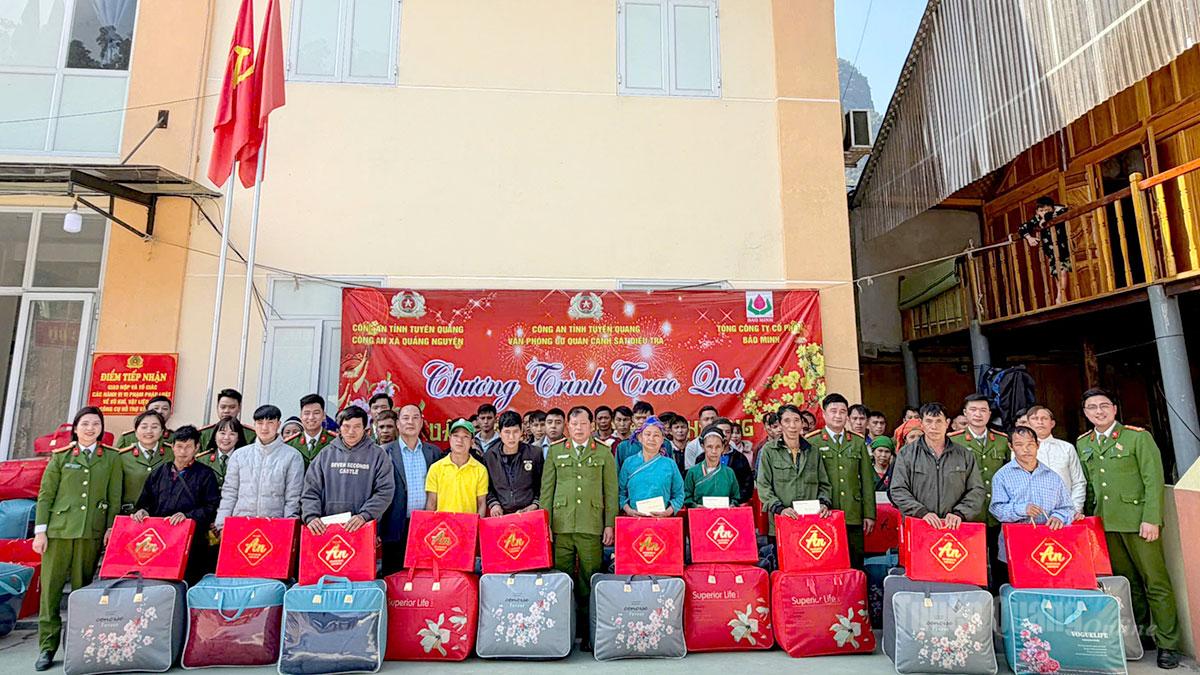 Đoàn viên Chi đoàn Văn phòng Cơ quan CSĐT Công an tỉnh phối hợp trao 60 suất quà cho các hộ gia đình có hoàn cảnh khó khăn tại xã Quảng Nguyên.