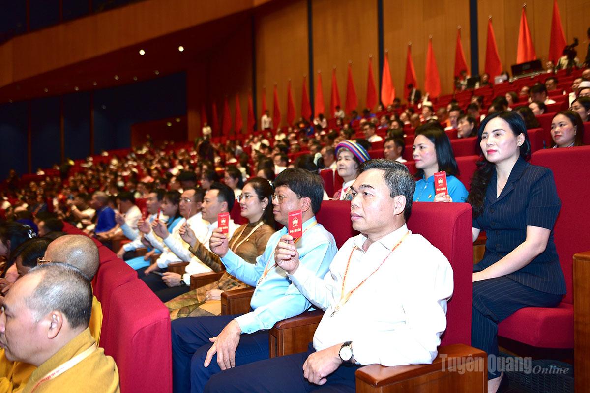 Đoàn đại biểu tỉnh Tuyên Quang tiến hành biểu quyết tại Đại hội.