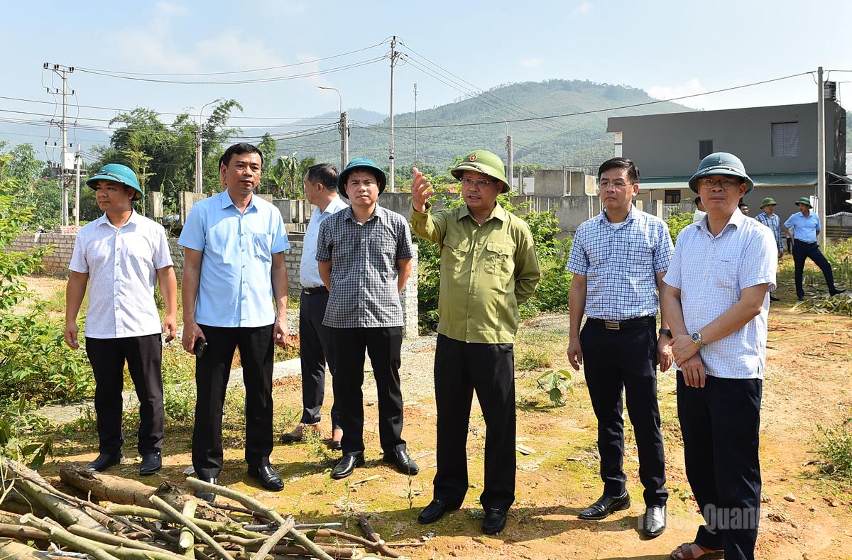 Đồng chí Phó Chủ tịch Thường trực UBND tỉnh Nguyễn Mạnh Tuấn chỉ đạo công tác giải phóng mặt bằng, thi công khu tái định cư xã Nhữ Khê.
