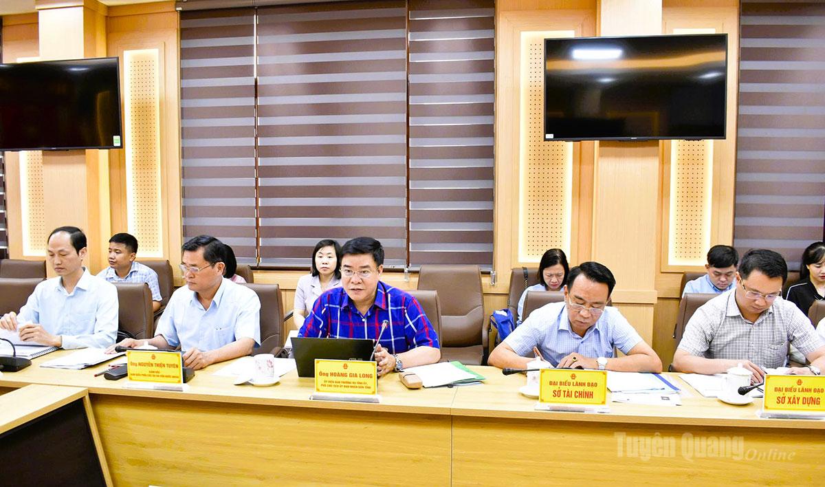 Đồng chí Hoàng Gia Long, Phó Chủ tịch UBND tỉnh phát biểu tại buổi làm việc với Đoàn công tác của ADB về triển khai Dự án Chương trình phát triển các đô thị loại II (các đô thị xanh) - Tiểu dự án Hà Giang.