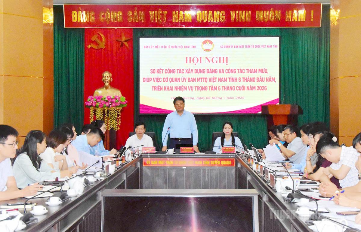 Đồng chí Hà Trung Kiên, Ủy viên Ban Thường vụ Tỉnh ủy, Phó Chủ tịch Thường trực Ủy ban MTTQ Việt Nam tỉnh chủ trì hội nghị.