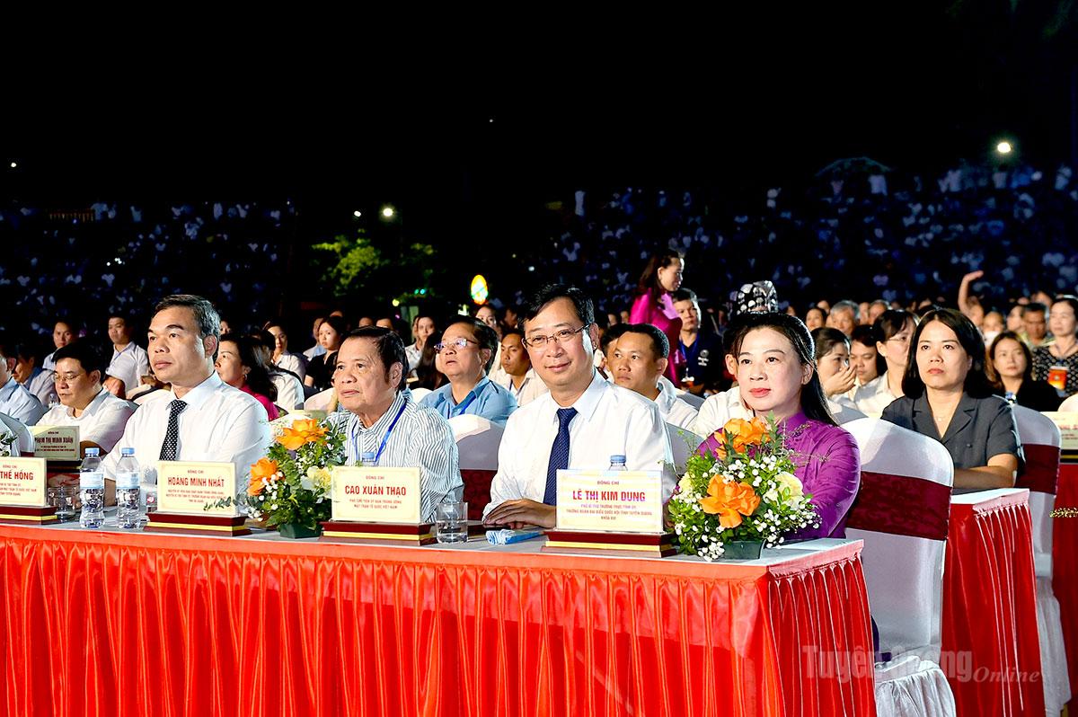 Các đồng chí lãnh đạo Trung ương và tỉnh dự lễ khai mạc.