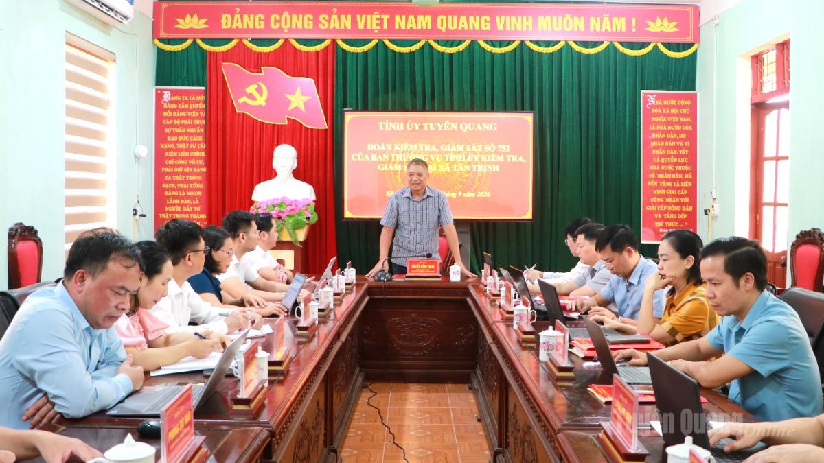 Đồng chí Nguyễn Hồng Trang, Ủy viên Ban Thường vụ Tỉnh ủy, Phó Bí thư Thường trực Đảng ủy các cơ quan Đảng tỉnh phát biểu kết luận buổi làm việc.