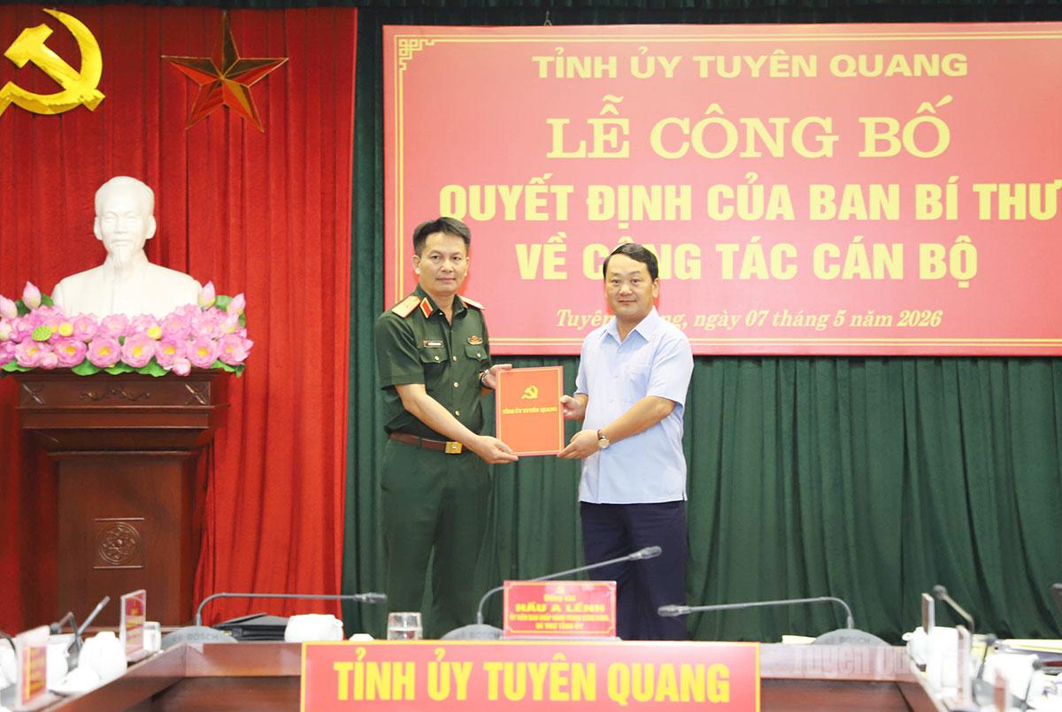 Bí thư Tỉnh ủy Hầu A Lềnh trao Quyết định của Ban Bí thư cho đồng chí Nguyễn Đình Cương.