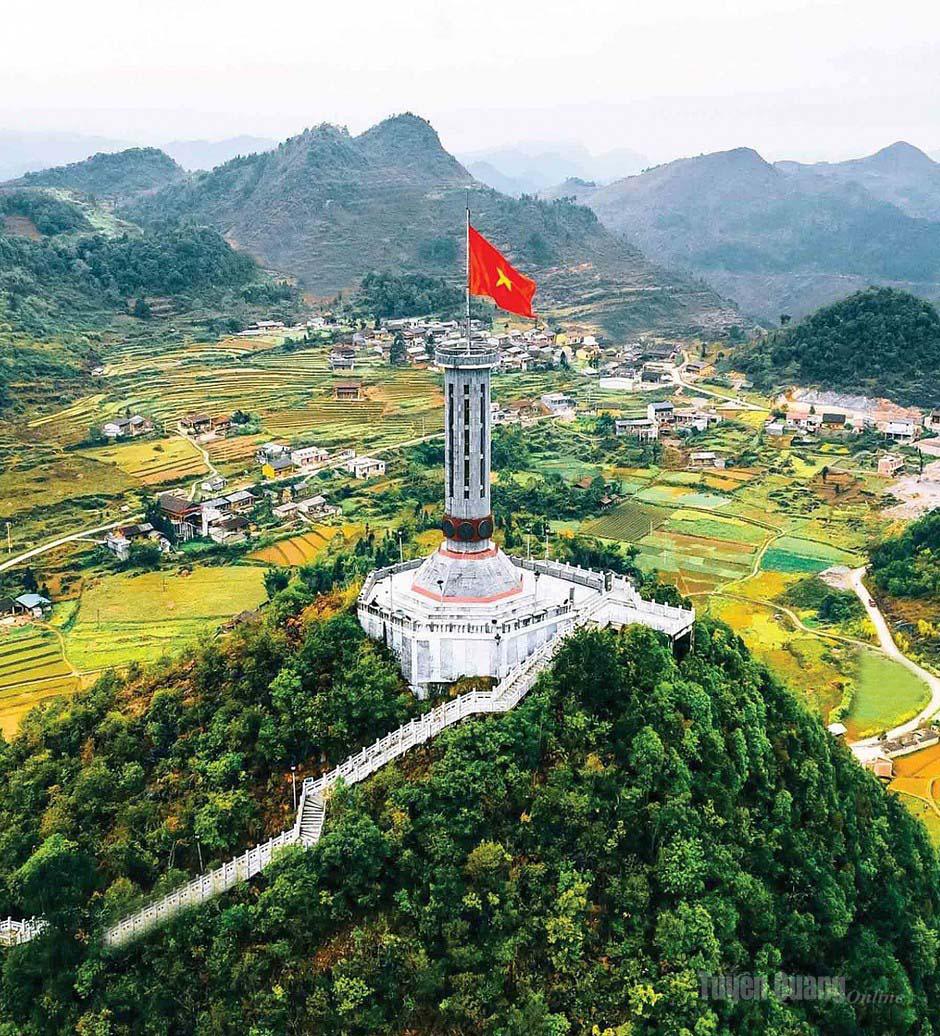 Cột cờ Quốc gia Lũng Cú - Biểu tượng chủ quyền thiêng liêng nơi cực Bắc của Tổ quốc.