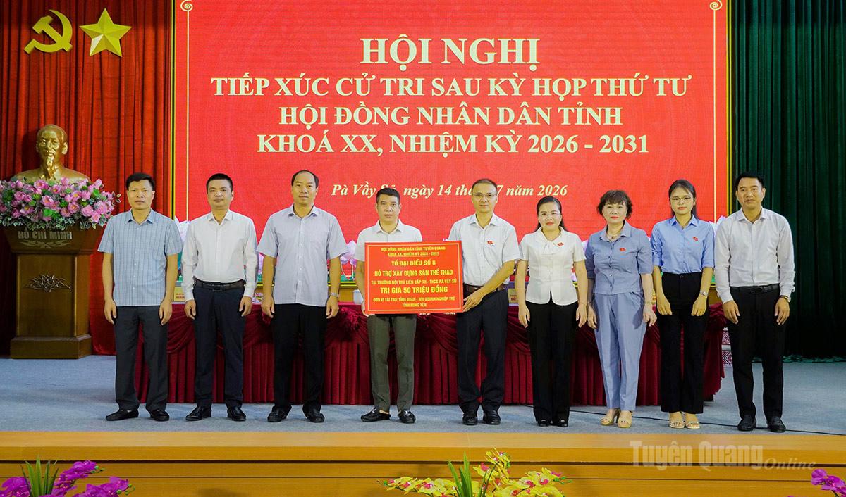 Tổ đại biểu số 6 HĐND tỉnh trao kinh phí hỗ trợ xây dựng sân thể thao Trường nội trú liên cấp Tiểu học - THCS xã Pà Vầy Sủ.